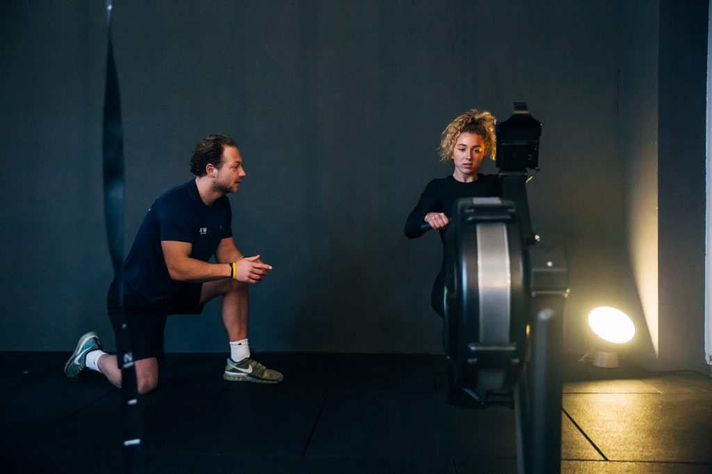 Personal trainer geeft personal training