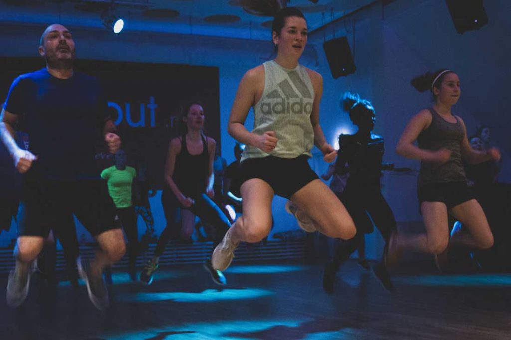 Mensen volgen een cardio groepsles met fatburn