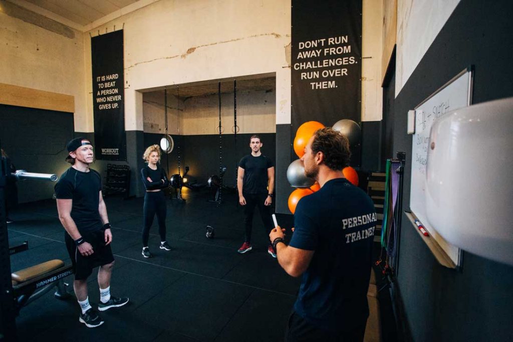 Personal trainer legt oefeningen uit