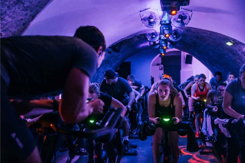 Mensen volgen een cardio groepsles met fatburn