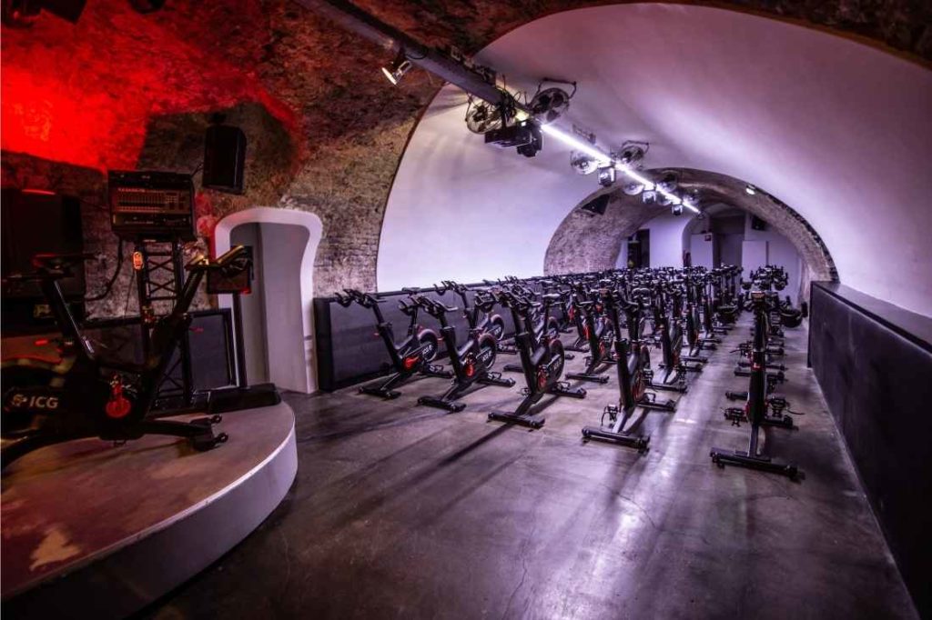 Spinning zaal met spinning fietsen