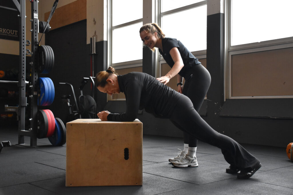 Coach geeft tips tijdens training