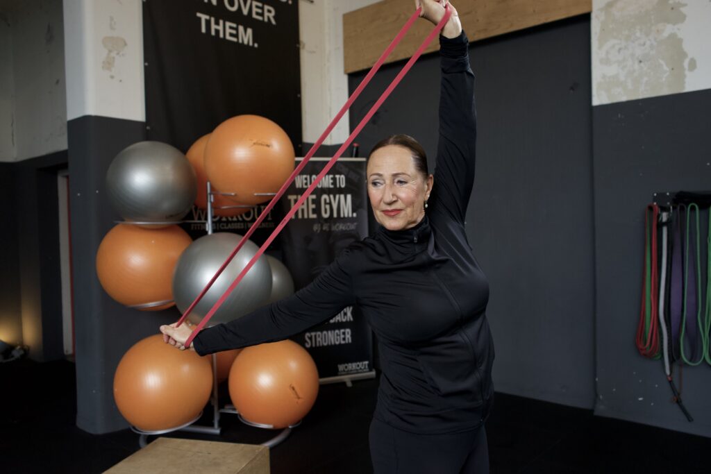 Vrouw doet aan senioren fitness