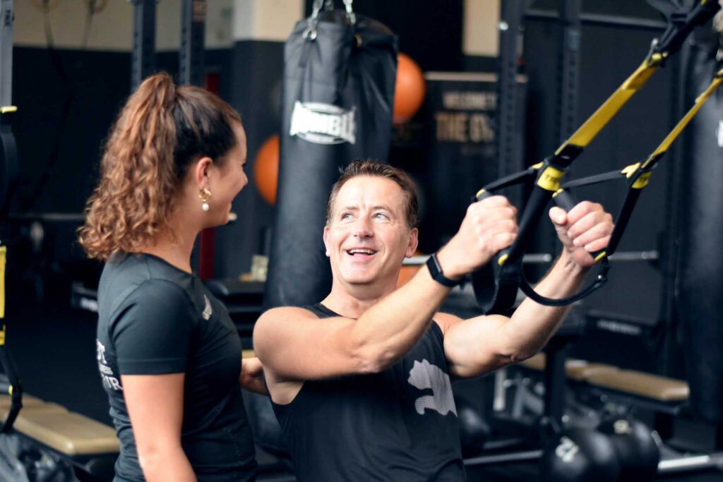 Vrouw geeft personal training